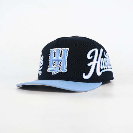 Life Hustlers Cap - gorra snapback negra con visera azul claro y "Hustler" en letra script