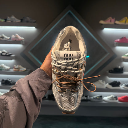 New Balance 530 Miu Miu Silver Gold - vista desde arriba mostrando la etiqueta de la lengüeta y los cordones marrón