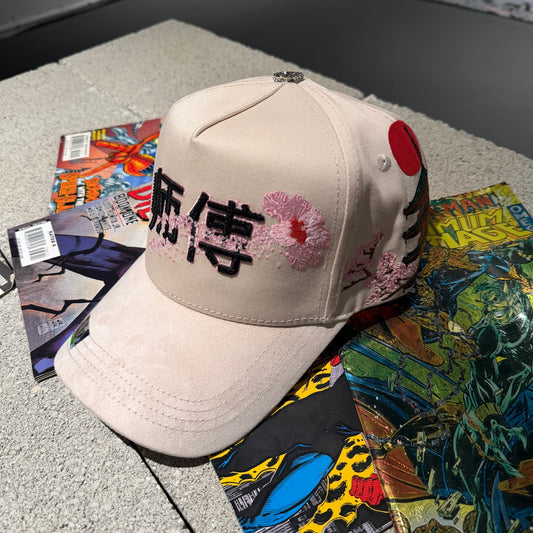 Capfans Cap - gorra crema con caracteres asiáticos negros y flores rosa bordadas