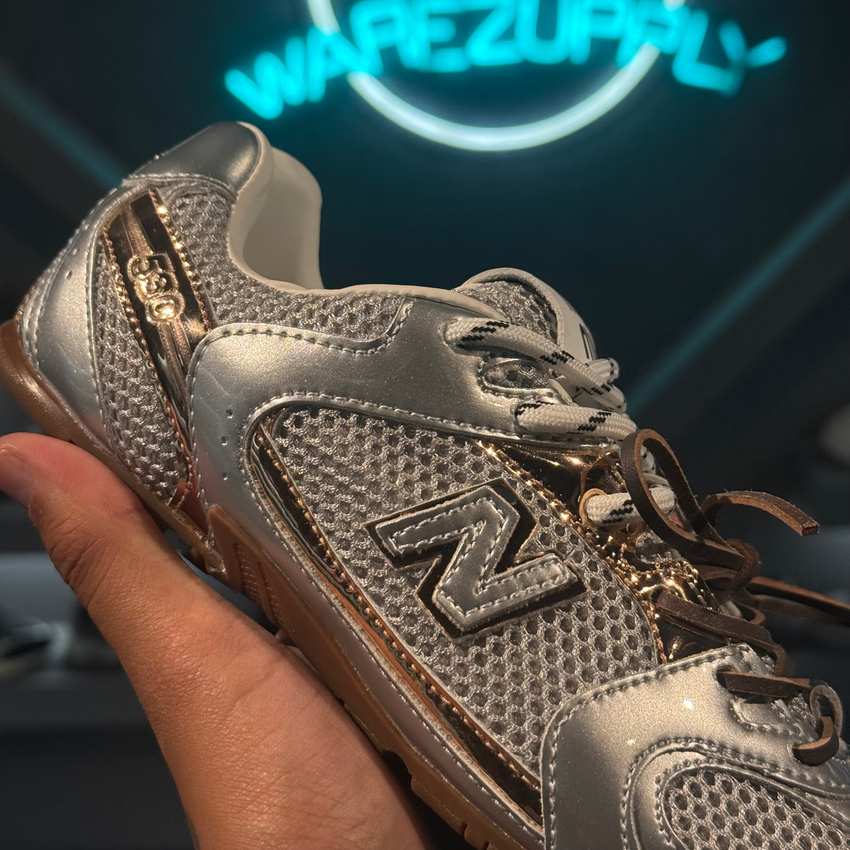 New Balance 530 Miu Miu Silver Gold - detalle del logo N y la malla metálica