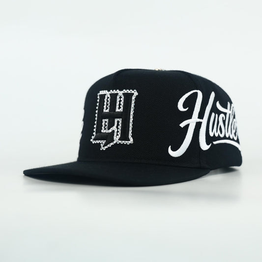 Life Hustlers Cap - gorra snapback negra con "Hustler" en letra script blanca y logo