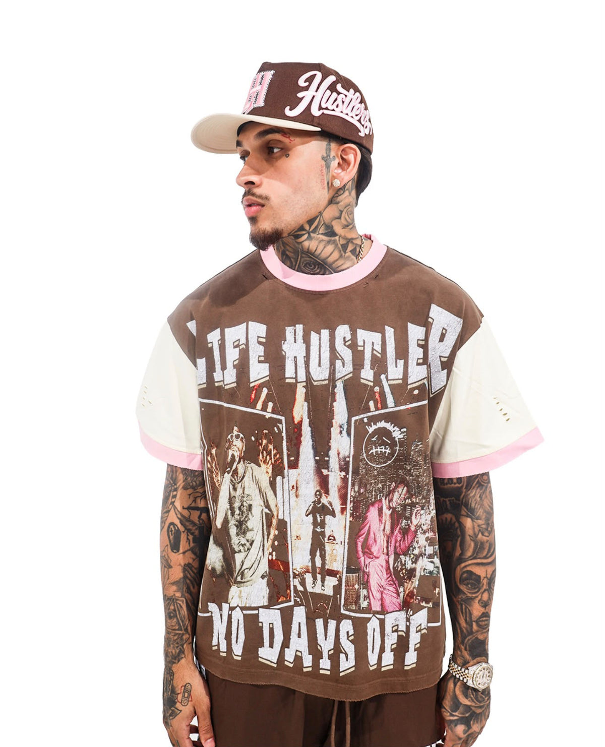 Life Hustlers T-Shirt - modelo con t-shirt marrón y crema con gráfico "No Days Off"