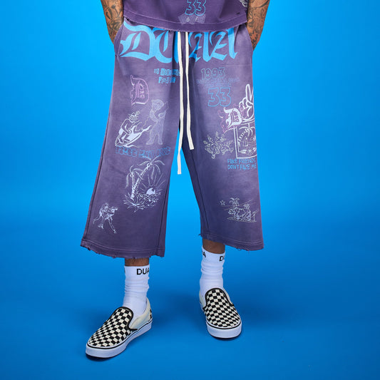DUAA Capri Sweatpants - modelo con sweatpants capri morados con estampados gráficos