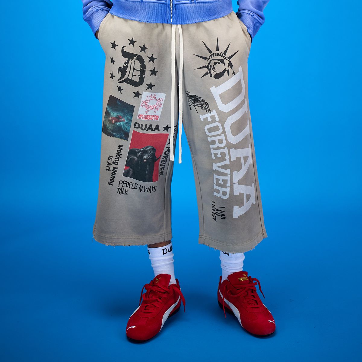 DUAA Capri Sweatpants - modelo con sweatpants capri beige con estampados "DUAA Forever"